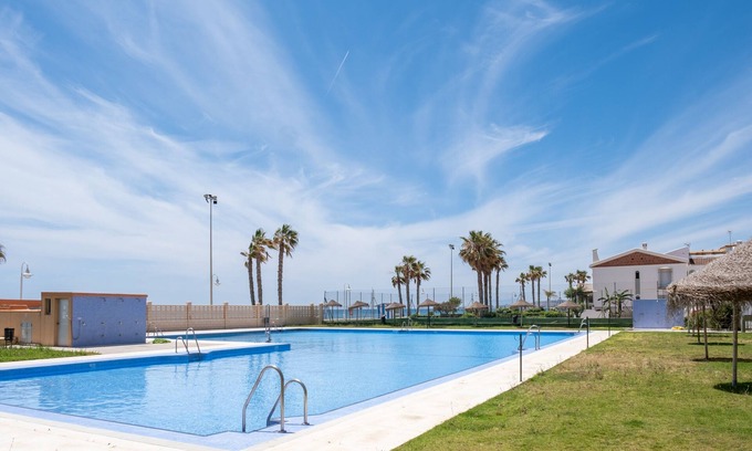 Mezquitilla Apartamento | Apartamento 'Las Terrazas Primera Línea de Playa' con vistas al mar, Wi-Fi y aire acondicionado.