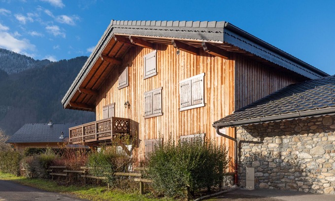 Samoens Apartamento | Apartamento 'Le Lou Clerouzy - 6 Personnes' con vistas a la montaña, balcón y Wi-Fi