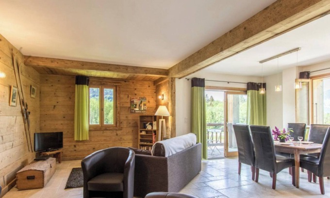 Taninges Apartamento | Apartamento 'Le Soli - 5 Pers' con vistas a la montaña, jardín privado y Wi-Fi