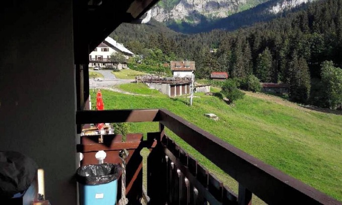 Bellevaux Apartamento | Apartamento 'Les Silenes' con vistas a la montaña y balcón