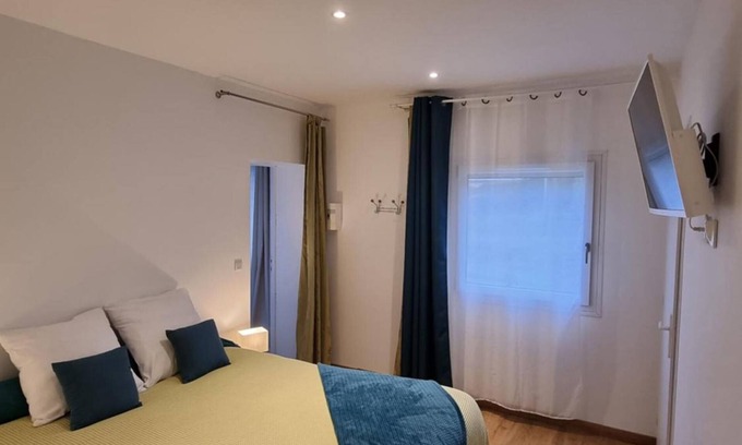 La Salvetat-sur-Agout Casa | Apartment 'Les Tables Aux Vaches-Chambre Agout' with Private Terrace, Private Garden and Wi-Fi