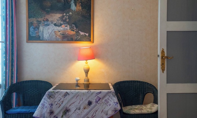 Salleles-d'Aude Apartamento | Apartment Les Volets Bleus in a canal-side manor house, ideal for families