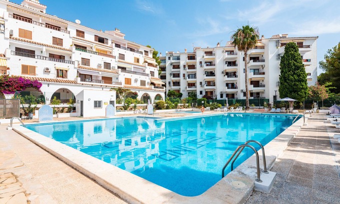 Alcossebre Apartamento | Apartamento 'Los Arcos' con piscina compartida, Wi-Fi y aire acondicionado