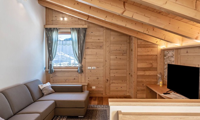 Vigo di Fassa Apartamento | Apartamento 'Majon De Rita' con vistas a la montaña, bañera de hidromasaje y Wi-Fi