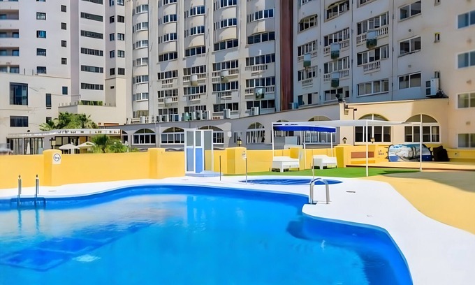 Marina d'Or Apartamento | Apartamento 'Marinador Josmar' con vistas al mar, piscina compartida y aire acondicionado