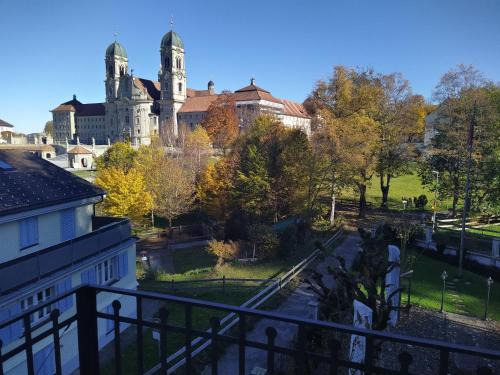 Einsiedeln Apartamento | Apartment Meinradsberg mit Balkon