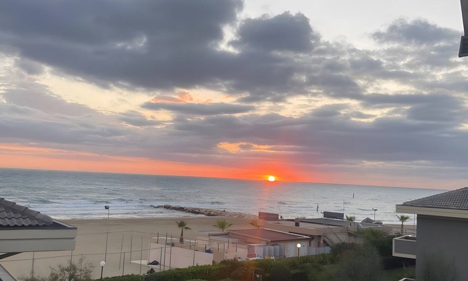Silvi Marina Apartamento | Apartamento 'Nido D'alba' con vistas al mar, terraza privada y jardín compartido