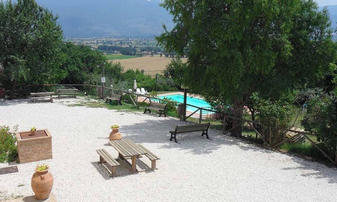 San Brizio Apartamento | Apartment 'Noce' with Shared Pool, Wi-Fi and Air Conditioning
