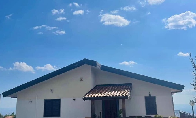 Belpasso Villa | Apartamento 'Oasi Dell'Etna' con Vista a la Montaña, Wi-Fi y Aire Acondicionado