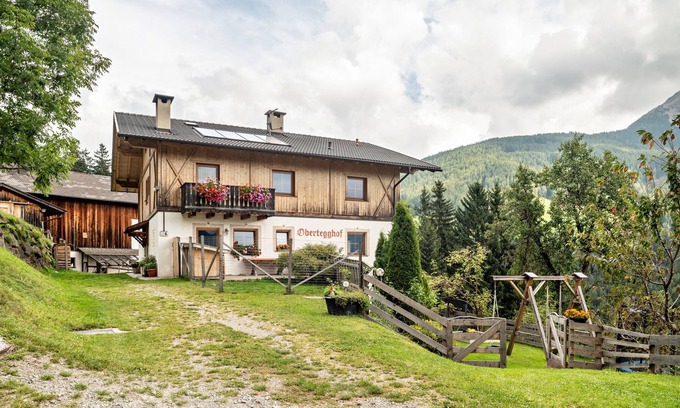 Sarentino Apartamento | Apartamento "Obertegghof Schartenblick" con vistas a la montaña, terraza privada y Wi-Fi
