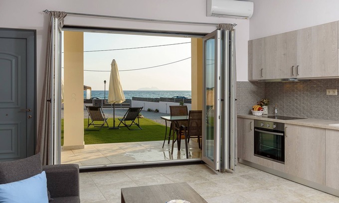 Kokinos Pirgos Apartamento | Apartamento en el paseo marítimo de Kokkinos Pirgos con vista al mar