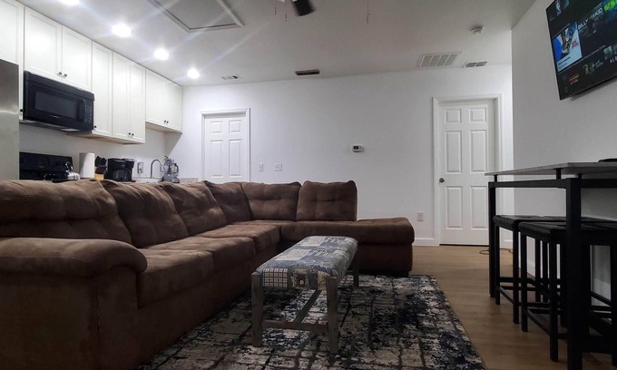 Tallahassee Apartamento | Apartment: One unit of a duplex near FSU-B