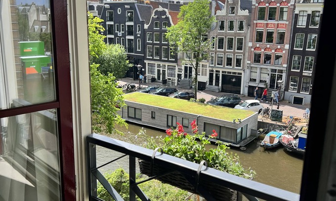 Haarlemmerbuurt Apartamento | Apartment overlooking the beautiful Brouwersgracht canal in Amsterdam centre