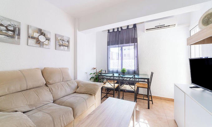 Almeria Apartamento | Apartamento 'Piso En El Zapillo' con vistas al mar, Wi-Fi y aire acondicionado