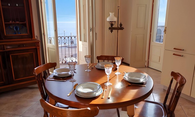 Consiglio di Rumo Apartamento | Apartment 'Spacious Historic F1' with Lake View, Wi-Fi and Air Conditioning