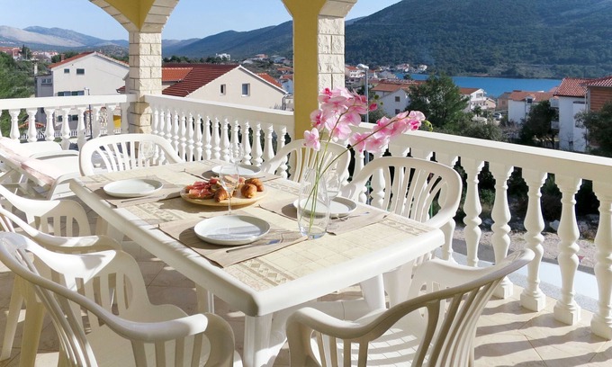 Grebastica Apartamento | Apartamento Toni by Interhome