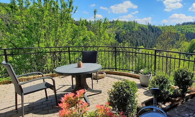Nordenau Apartamento | Apartamento 'Voege' con vistas a la montaña, terraza privada y Wi-Fi