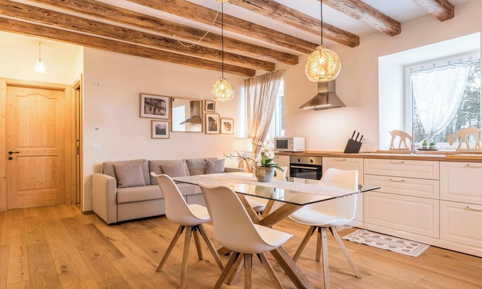 Levico Terme Apartamento | Apartamento "Wellness Lodge Edoardo" con vistas al lago y a la montaña y bañera de hidromasaje