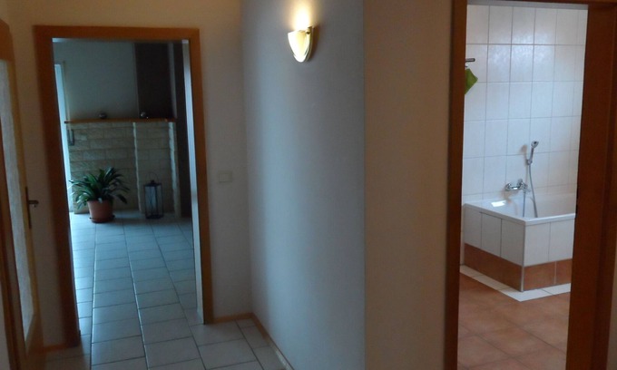 Sondernheim Apartamento | Apartamento con balcón y vista al jardín.