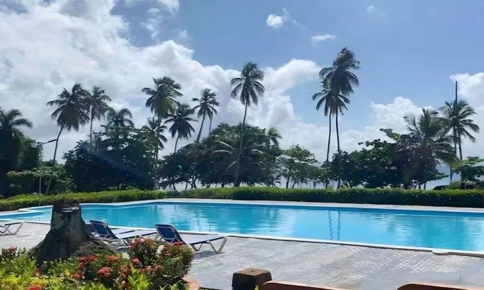 Puerto Bahia Apartamento | Apartamento con hermosas vistas al mar y las montañas.