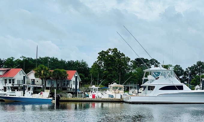 Georgetown Apartamento | Charming waterfront 1-bedroom apartment in Georgetown with a boat slip included.