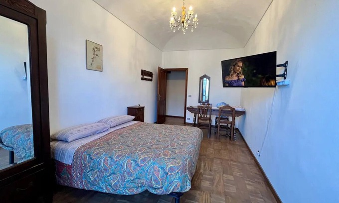 Montiglio Monferrato Apartamento | Apartment with mountain and hill views