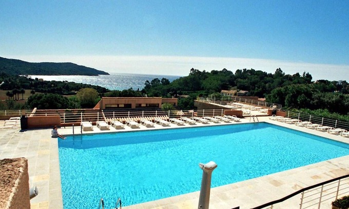 La Croix-Valmer Apartamento | Apartment with Pool and Terrace 300m from the Beach