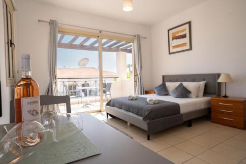 Peyia Town Apartamento | Apartment with Pool and Balcony Hillside and Sea Views For Business or Leisure Travellers