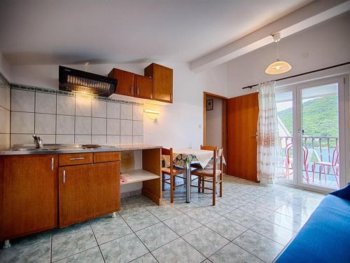 Pasadur Apartamento | Apartments Malo Lago - One-Bedroom Apartment with Balcony and Sea View - Attic Apartment 3