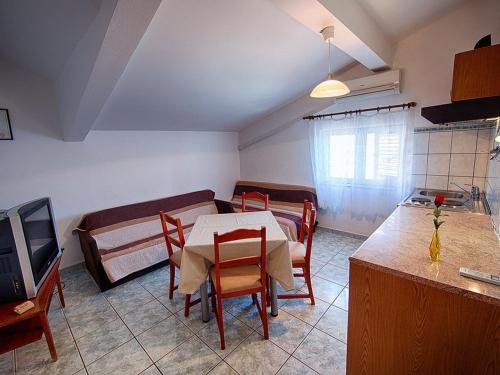 Pasadur Apartamento | Apartments Malo Lago - One-Bedroom Apartment with Balcony and Sea View - Attic Apartment 1