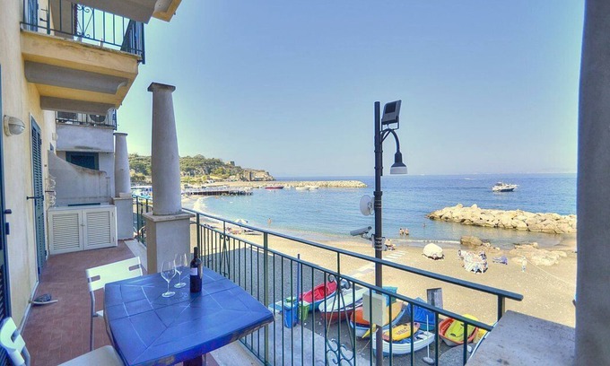 Marina di Puolo Casa | Appartamento Naia A: A graceful apartment located right on the beach, with Free WI-FI.