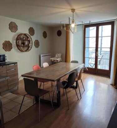 Besse-en-Chandesse Apartamento | Appartement spacieux en centre ville de Besse
