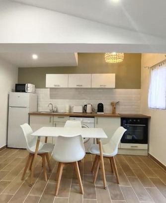Greoux-les-Bains Apartamento | Appartement au cœur du village, climatisé avec extérieur