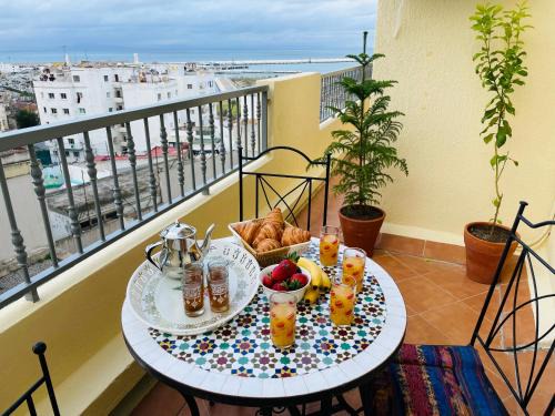 Tangier Apartamento | Appartement Charmant au Coeur de Tanger avec Vue sur la Mer, Cosy Balcon, 2 Salles de Bain, WIFI, AC, IPTV