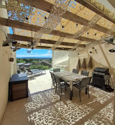 Lagnes Apartamento | Appartement climatisé avec terrasse et vue sur le Luberon