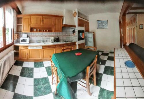 Cornimont Apartamento | Appartement moderne avec terrasse à Cornimont - 65 m² - BBQ.