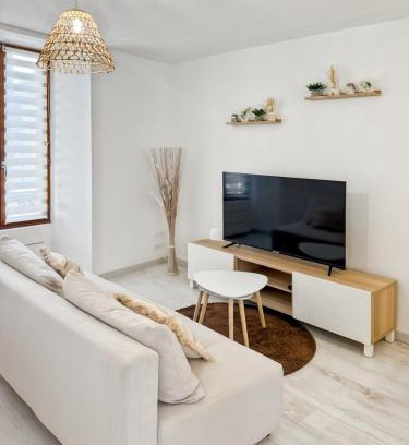 Vic-sur-Cere Apartamento | Appartement rénové, lumineux au centre de Vic