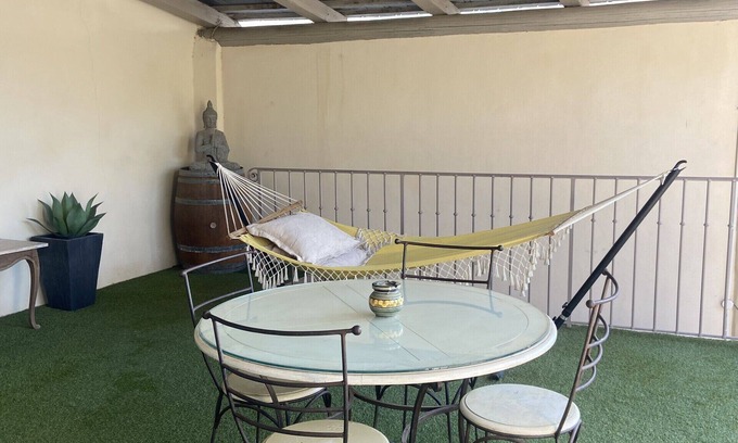 Sarrians Apartamento | Appartement Spacieux Calme Centre Village Avec Terrasse et Cour