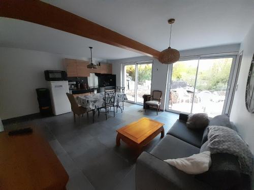 Pernes Apartamento | Appartement sur jardin au calme à Pernes 1 chambre