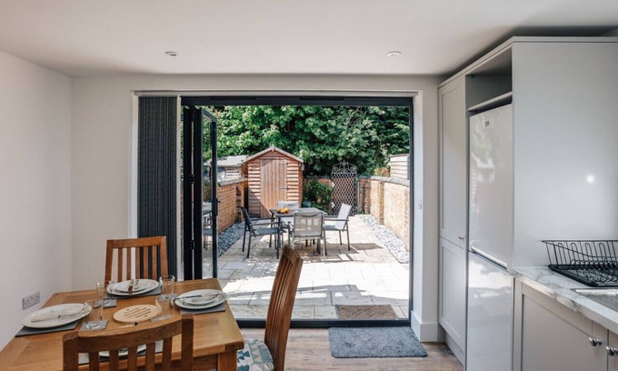 Henley Casa | Apple Blossom - Central Henley with free road parking
