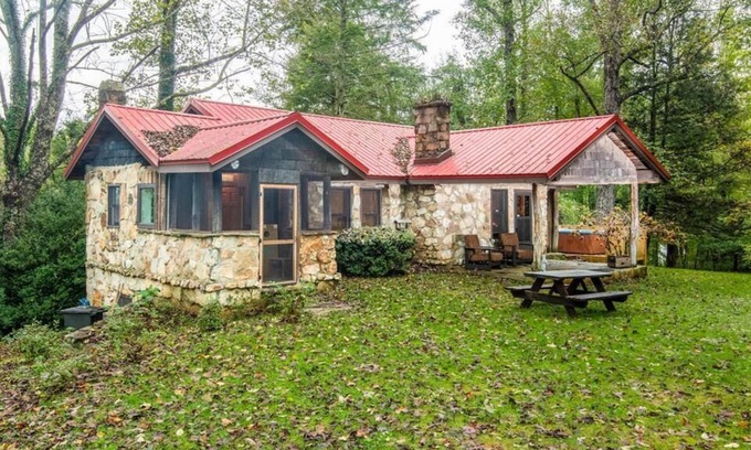 Hendersonville Cabina | Cabina de Apple Valley; aislado, Hendersonville, cabaña histórica privada con arroyo y mucho más!