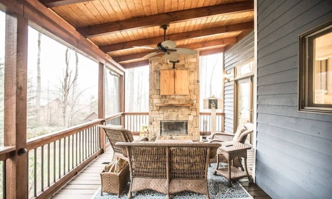 Hendersonville Casa | Mountain Views in Apple Valley Chateau