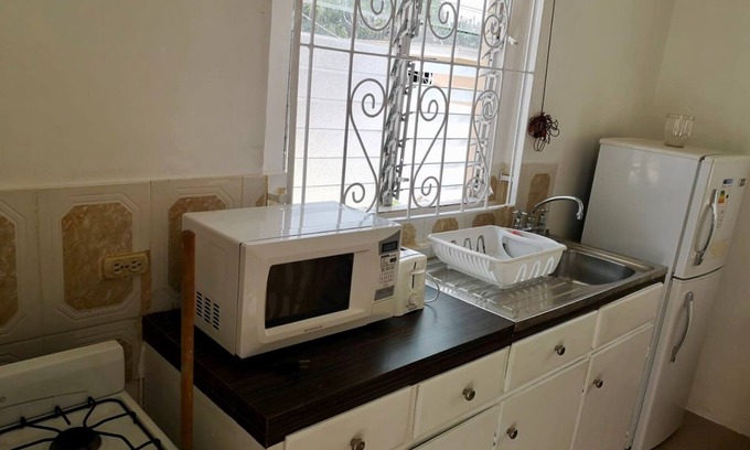 Rockley Apartamento | Apt 4a. Large cosy one bedroom apartment within walking distance to Accra beach.