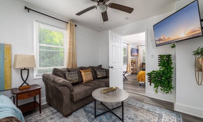 Greensboro Apartamento | Apt. C is Perfect for long term stays!