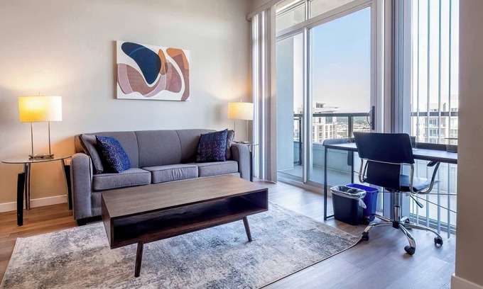 Stamford Apartamento | Apt On Harbor with Balcony and Pool
