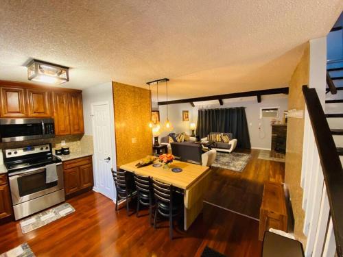 Village at Camelback Apartamento | Aquatopia Waterpark-Pool-Tennis-Paintball- ZipLine 127