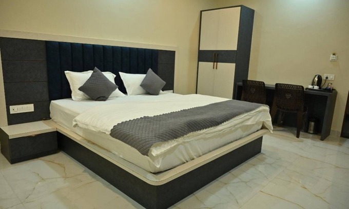 Bhimtal Hotel | Arahnyam Bhimtal With Pool & Cafe