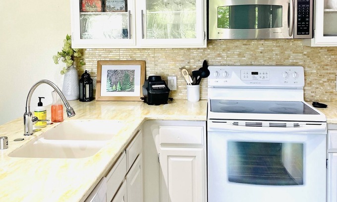 Sunset Casa | Arboretum 1BR Retreat - Walk to River Trail