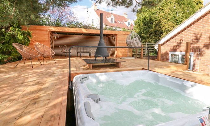 Durham Casa | ARBOUR HOUSE FARM BUNGALOW, pet friendly, with hot tub in Durham