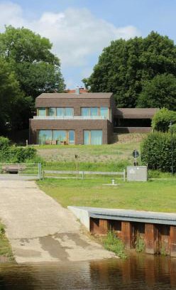 Suderstapel Casa | Architect House With Vintage Classics By River